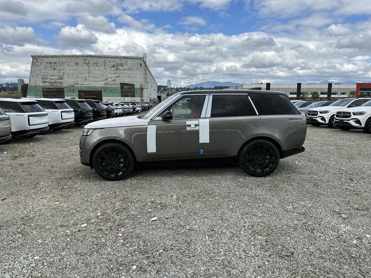 New 2023 Silicon Silver Premium Metallic Land Rover SE SWB image 5