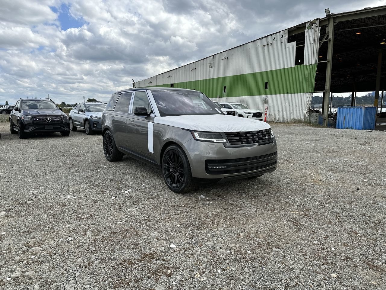 New 2023 Silicon Silver Premium Metallic Land Rover SE SWB image 2