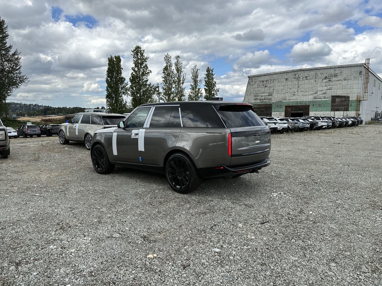 New 2023 Silicon Silver Premium Metallic Land Rover SE SWB image 6