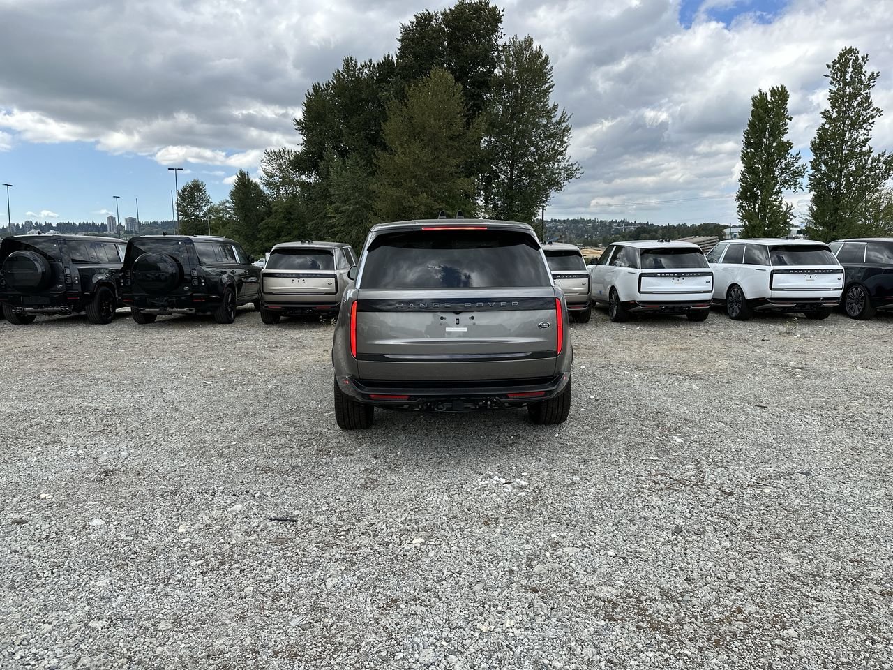 New 2023 Silicon Silver Premium Metallic Land Rover SE SWB image 7