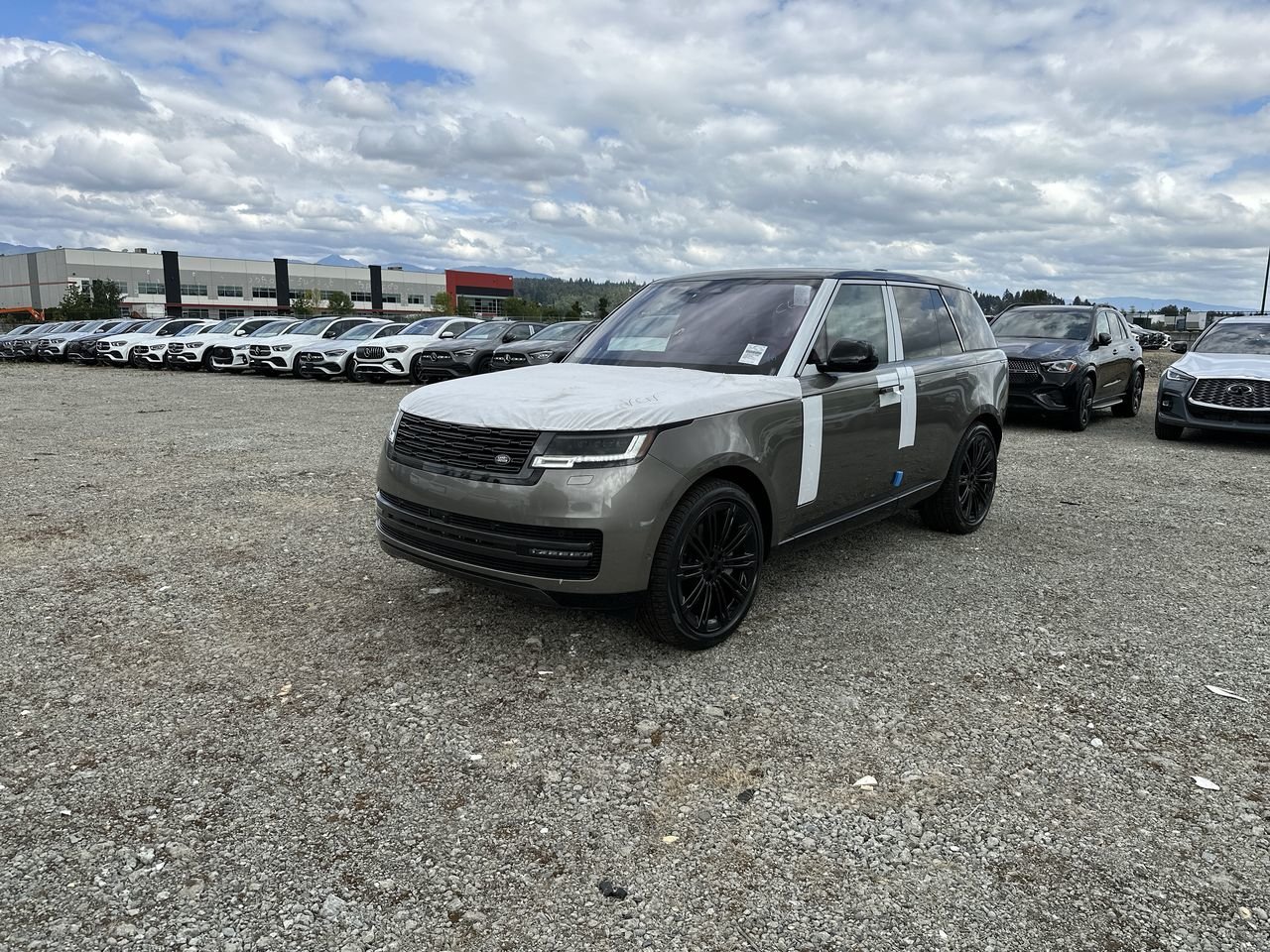 New 2023 Silicon Silver Premium Metallic Land Rover SE SWB image 4