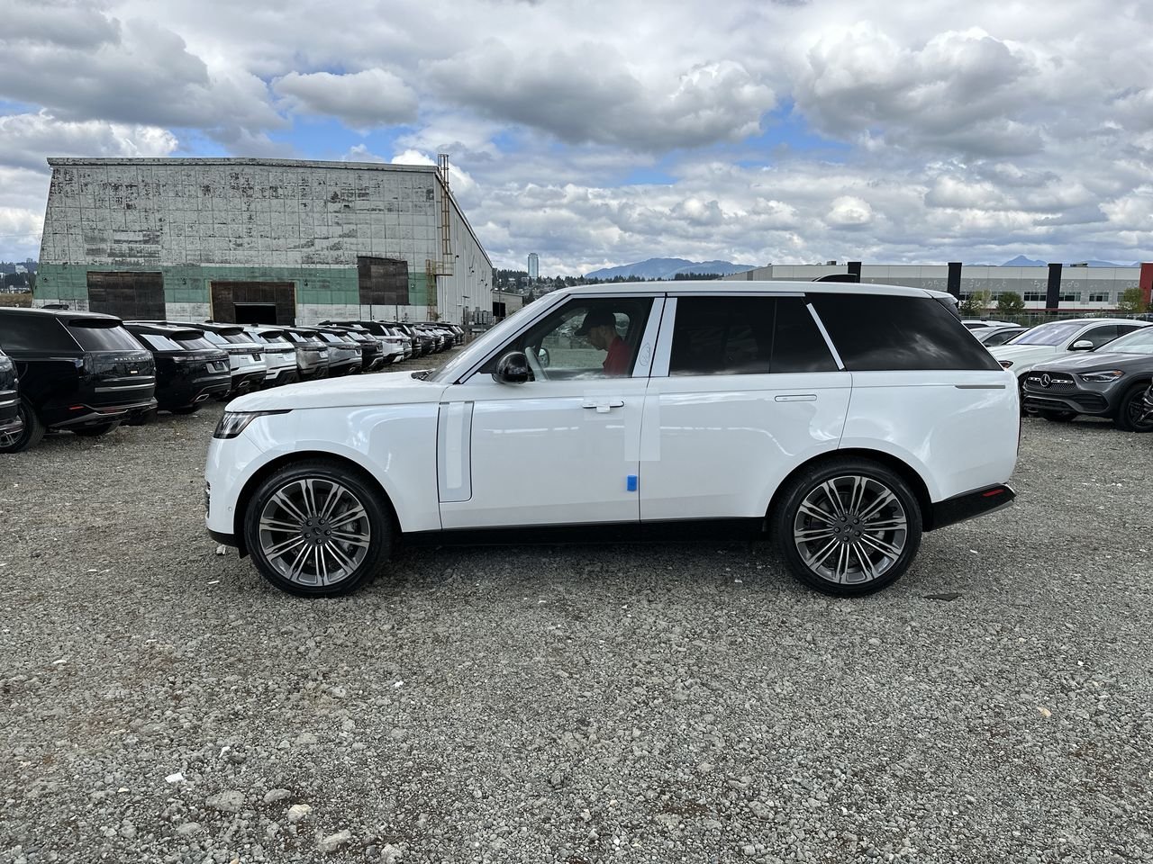 New 2023 Ostuni Pearl White Metallic Land Rover SE SWB image 5