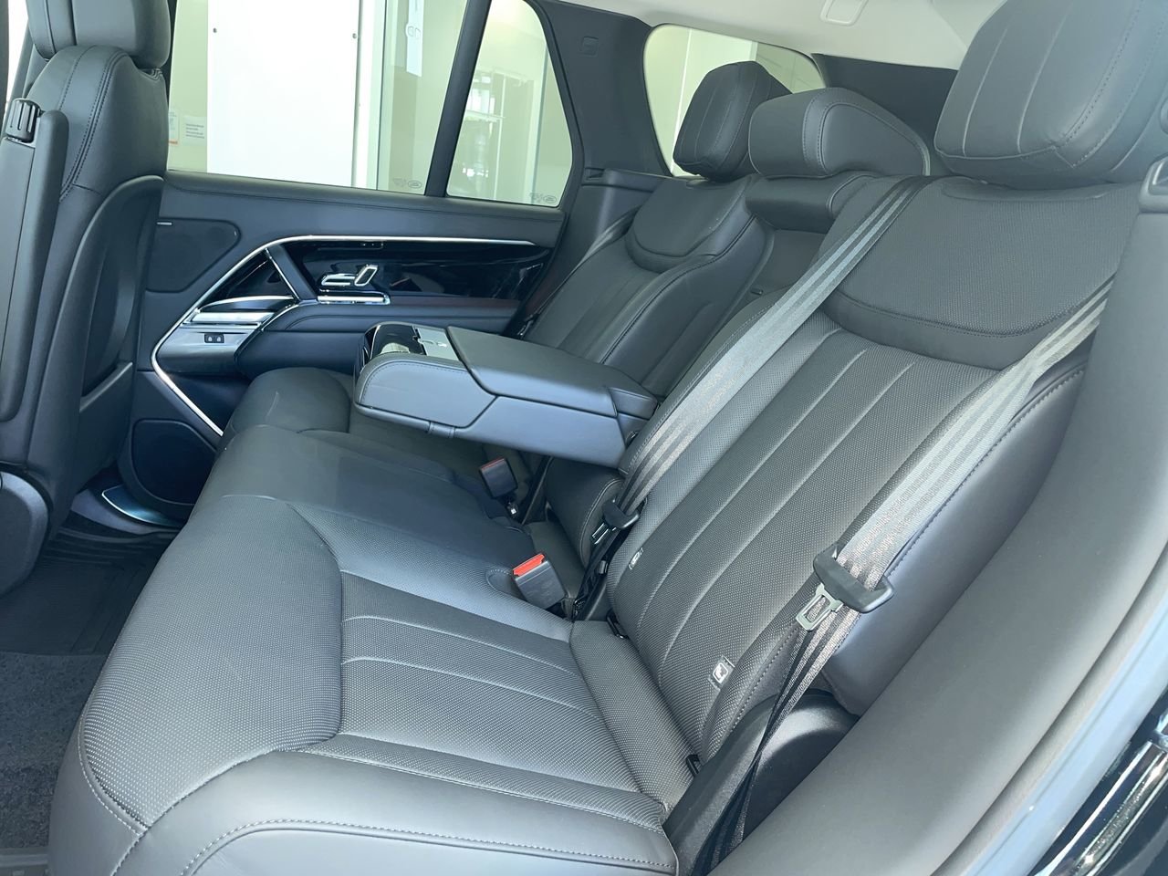 New 2023 Santorini Black Metallic Land Rover SE SWB image 31