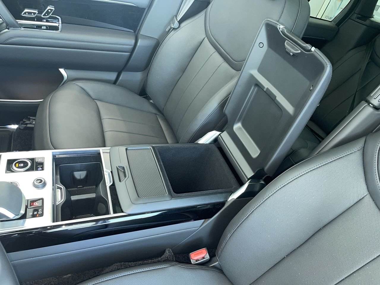 New 2023 Santorini Black Metallic Land Rover SE SWB image 29