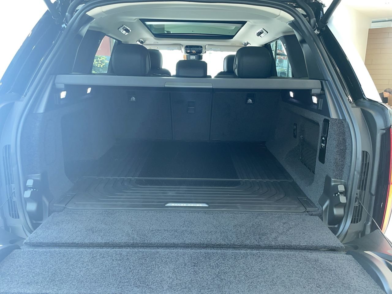 New 2023 Santorini Black Metallic Land Rover SE SWB image 32