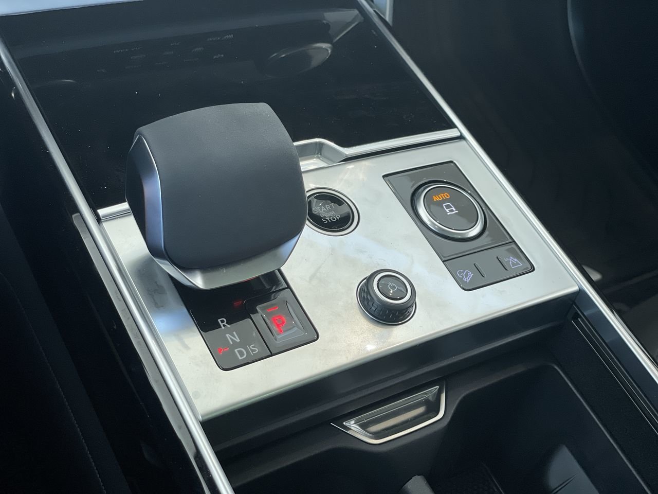 New 2023 Santorini Black Metallic Land Rover SE SWB image 28