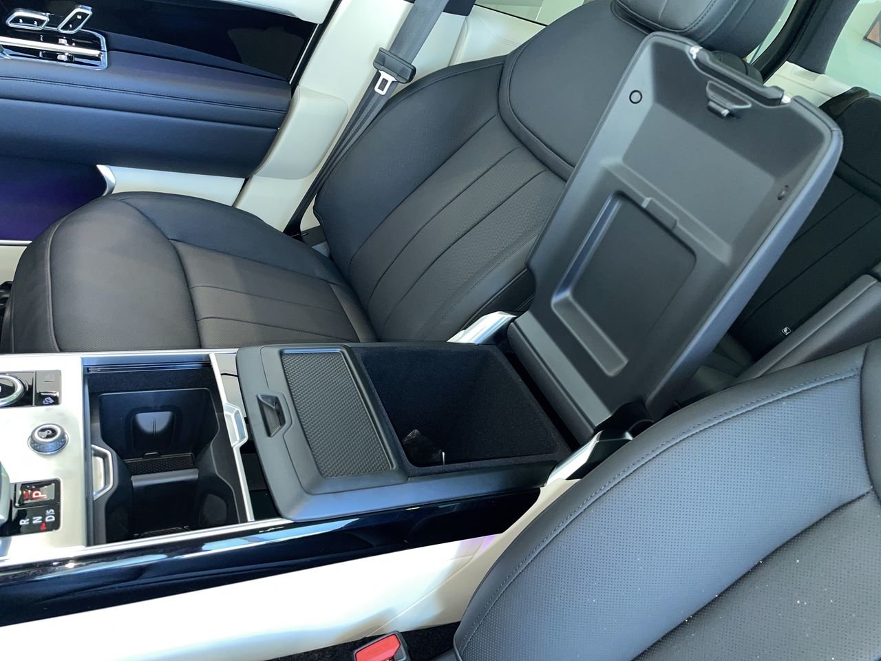 New 2023 Eiger Grey Metallic Land Rover SE SWB image 29