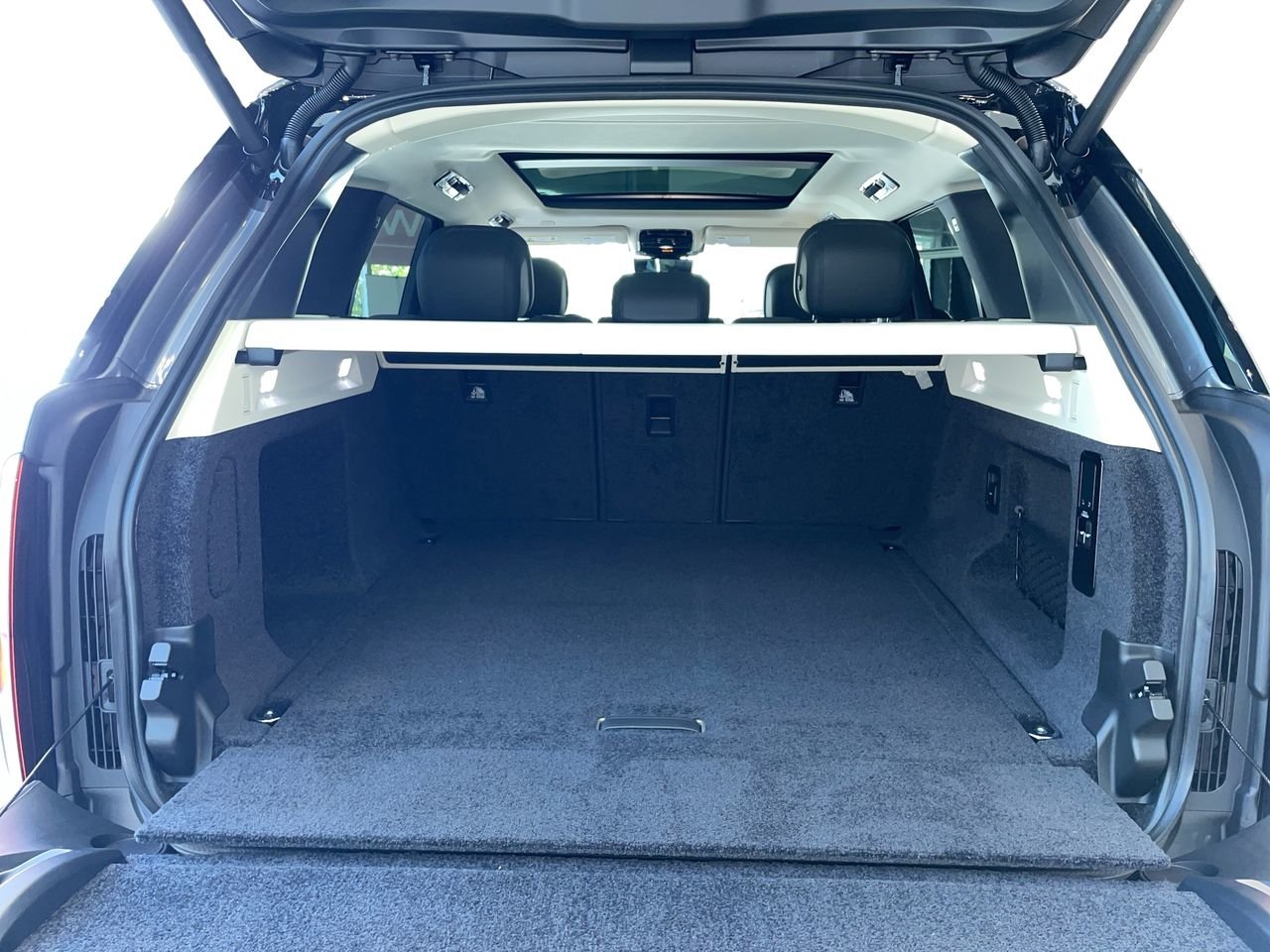 New 2023 Eiger Grey Metallic Land Rover SE SWB image 32