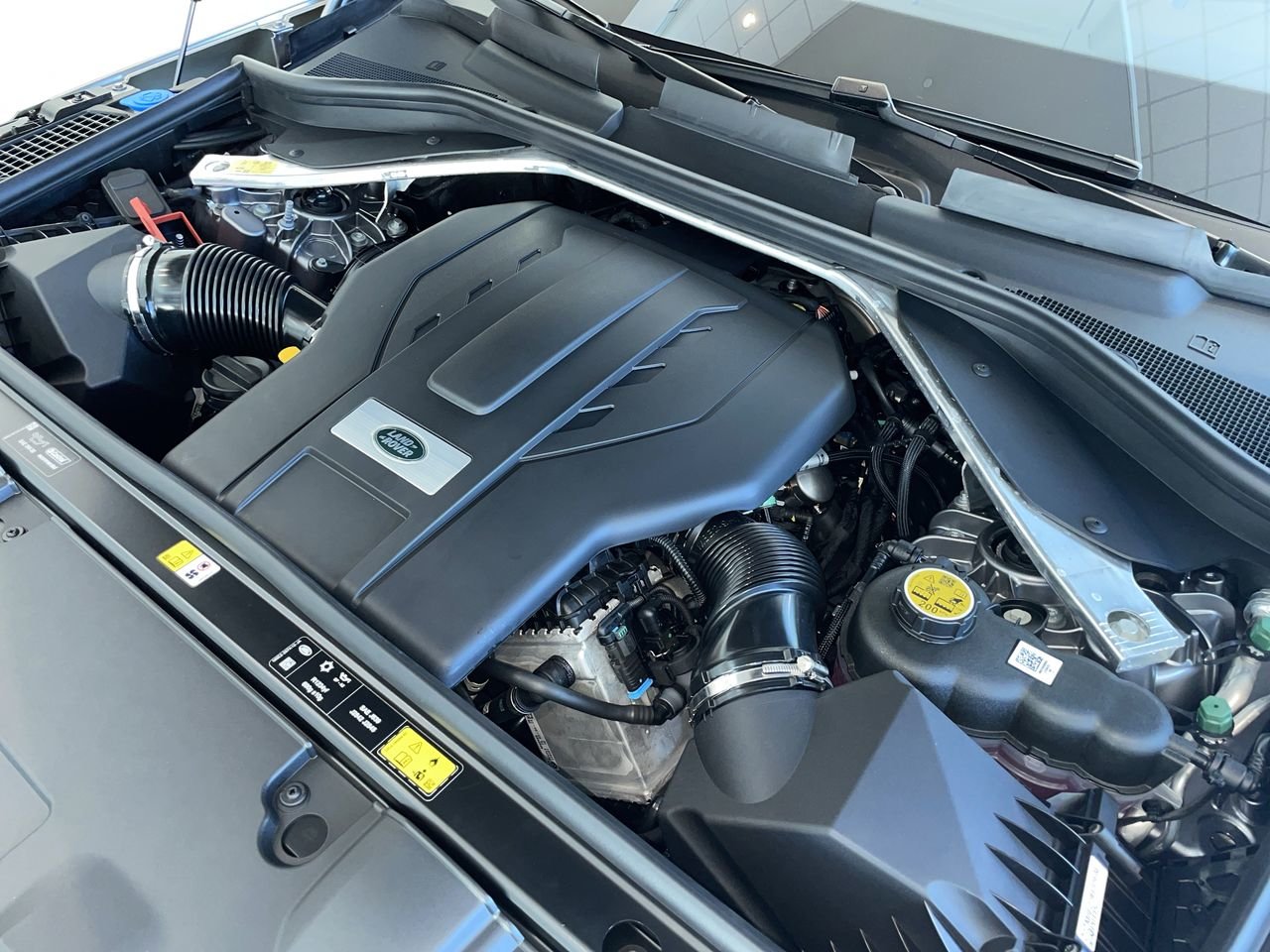New 2023 Eiger Grey Metallic Land Rover SE SWB image 34