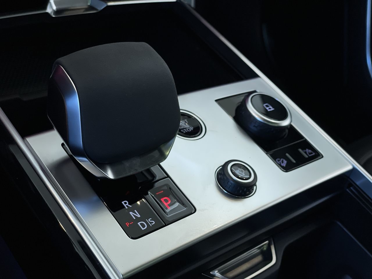 New 2023 Carpathian Grey Premium Metallic Land Rover SE SWB image 28