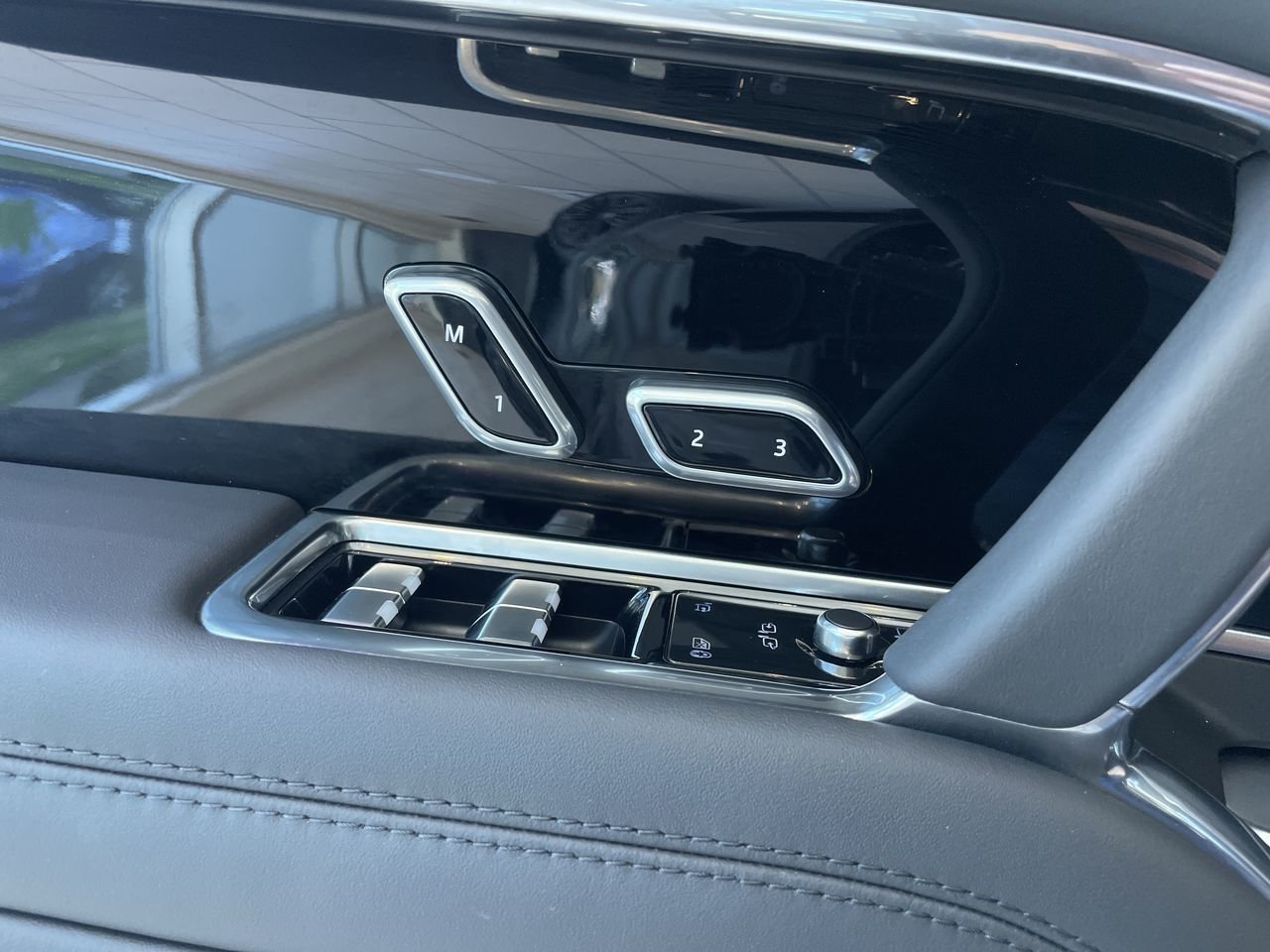 New 2023 Carpathian Grey Premium Metallic Land Rover SE SWB image 20