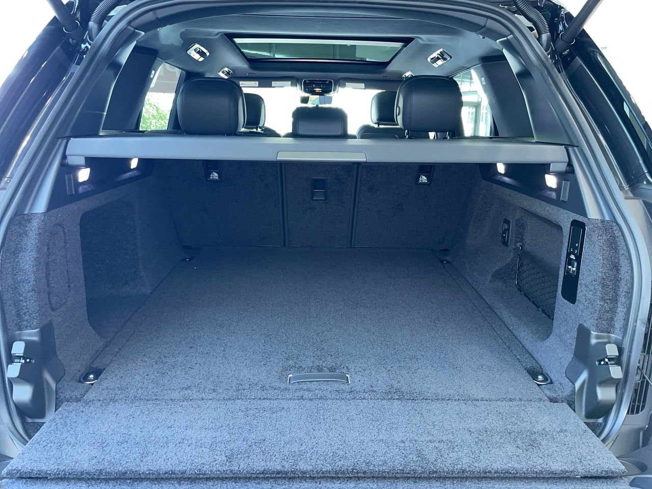 New 2023 Carpathian Grey Premium Metallic Land Rover SE SWB image 32