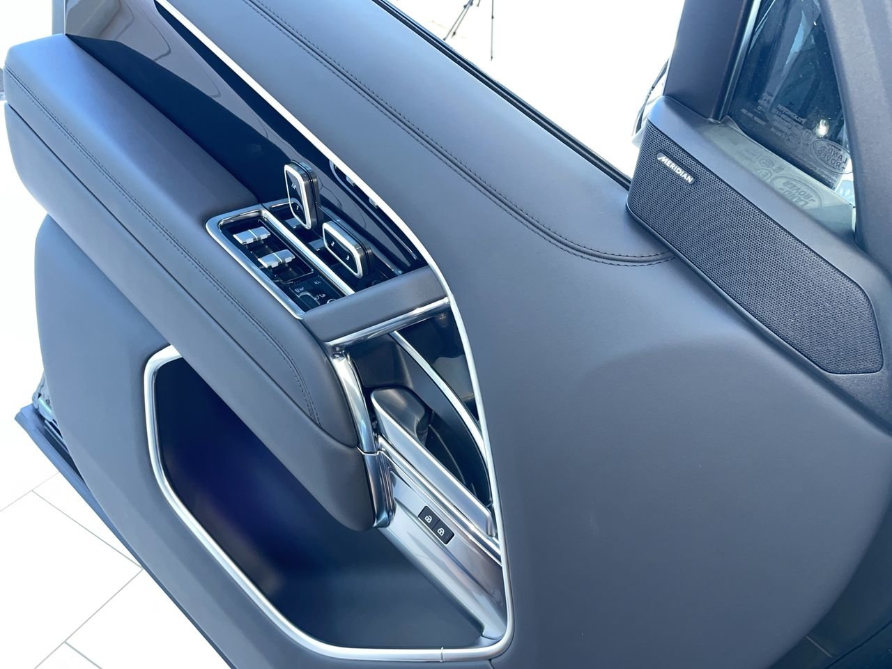 New 2023 Carpathian Grey Premium Metallic Land Rover SE SWB image 21