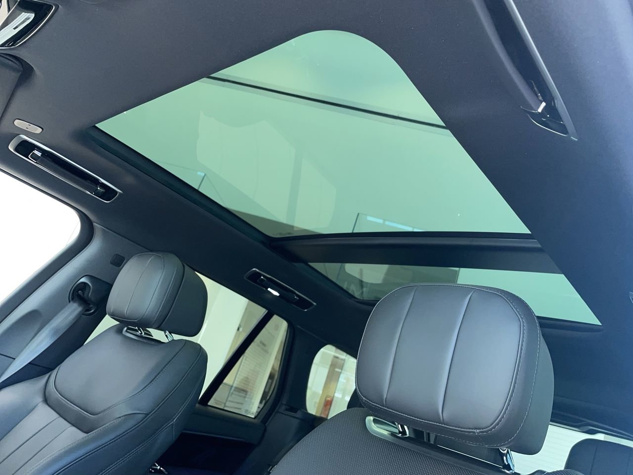 New 2023 Carpathian Grey Premium Metallic Land Rover SE SWB image 30