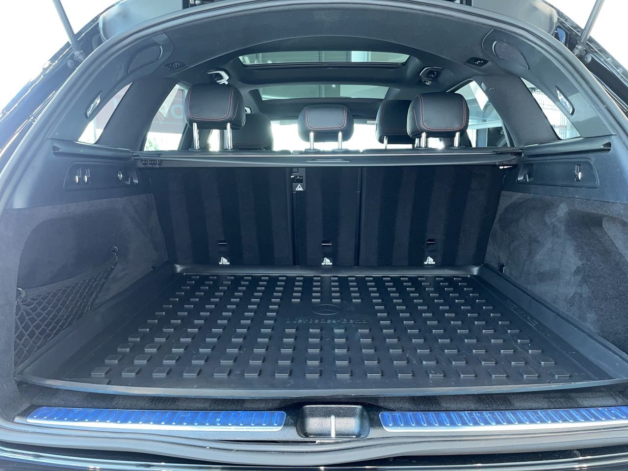 Used 2019 Obsidian Black Met Mercedes-Benz 4MATIC SUV image 32
