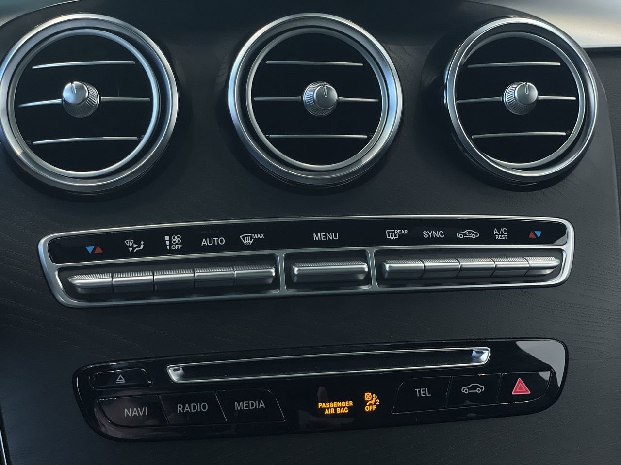 Used 2019 Obsidian Black Met Mercedes-Benz 4MATIC SUV image 27