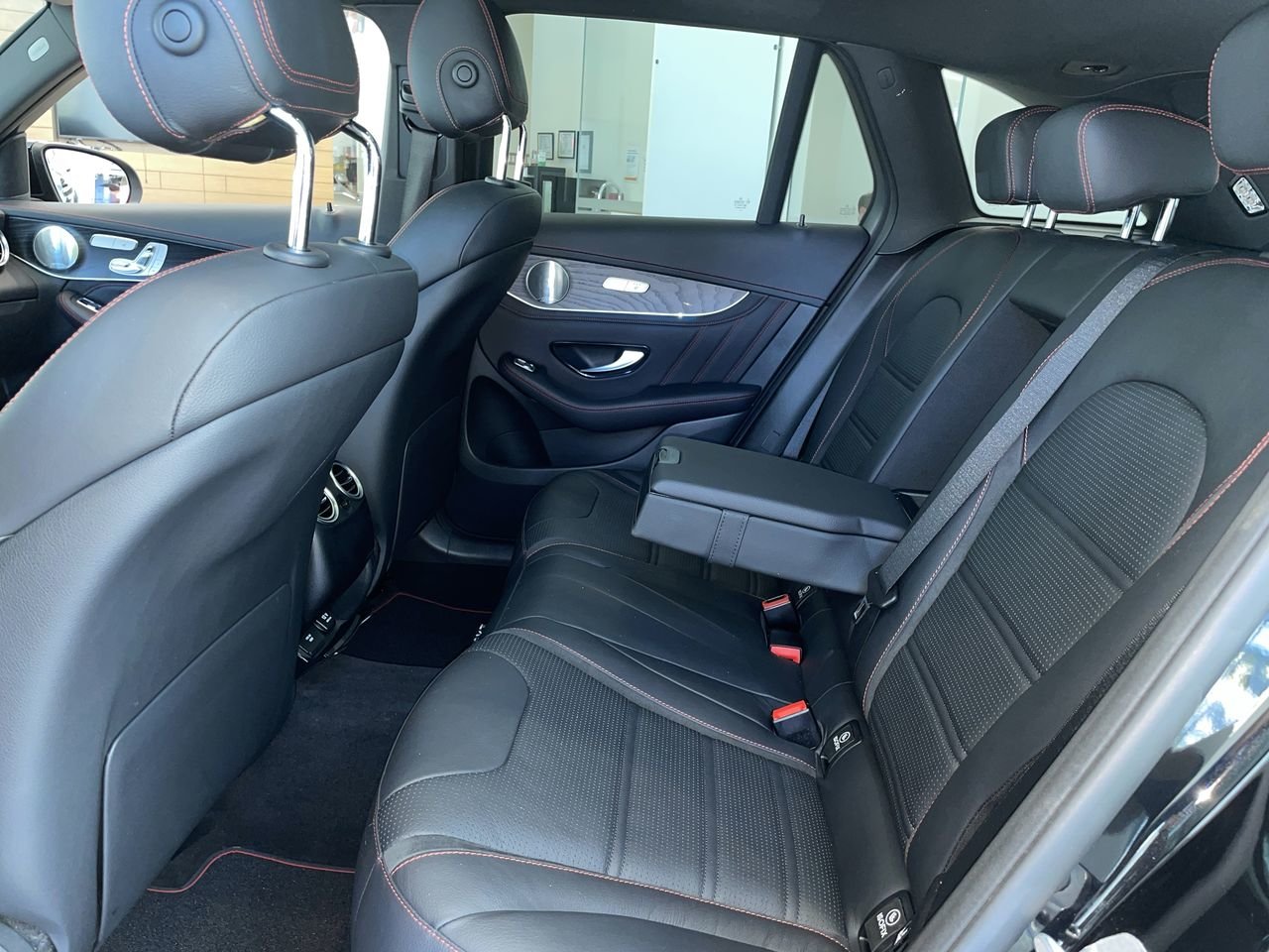 Used 2019 Obsidian Black Met Mercedes-Benz 4MATIC SUV image 31
