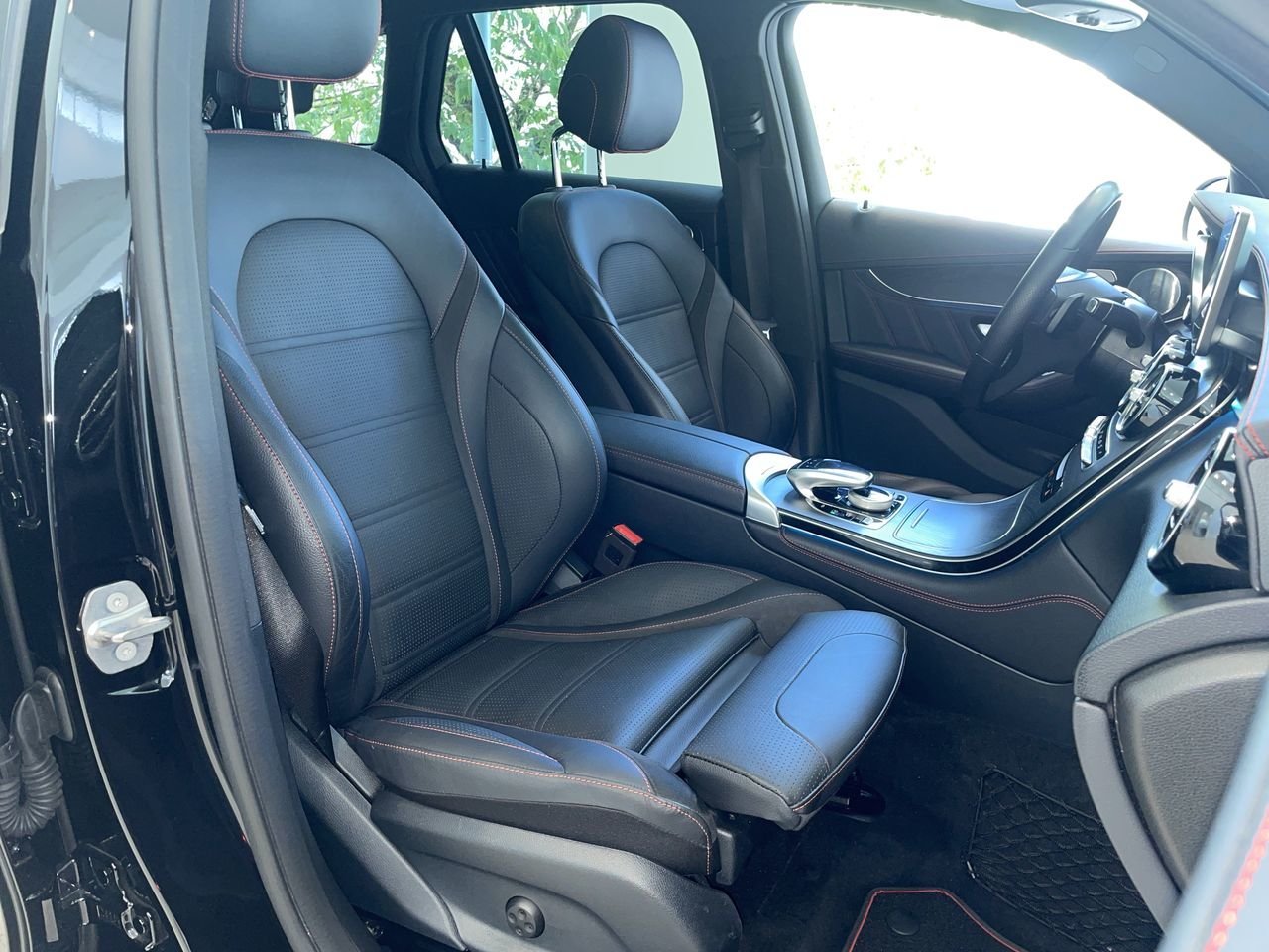 Used 2019 Obsidian Black Met Mercedes-Benz 4MATIC SUV image 33