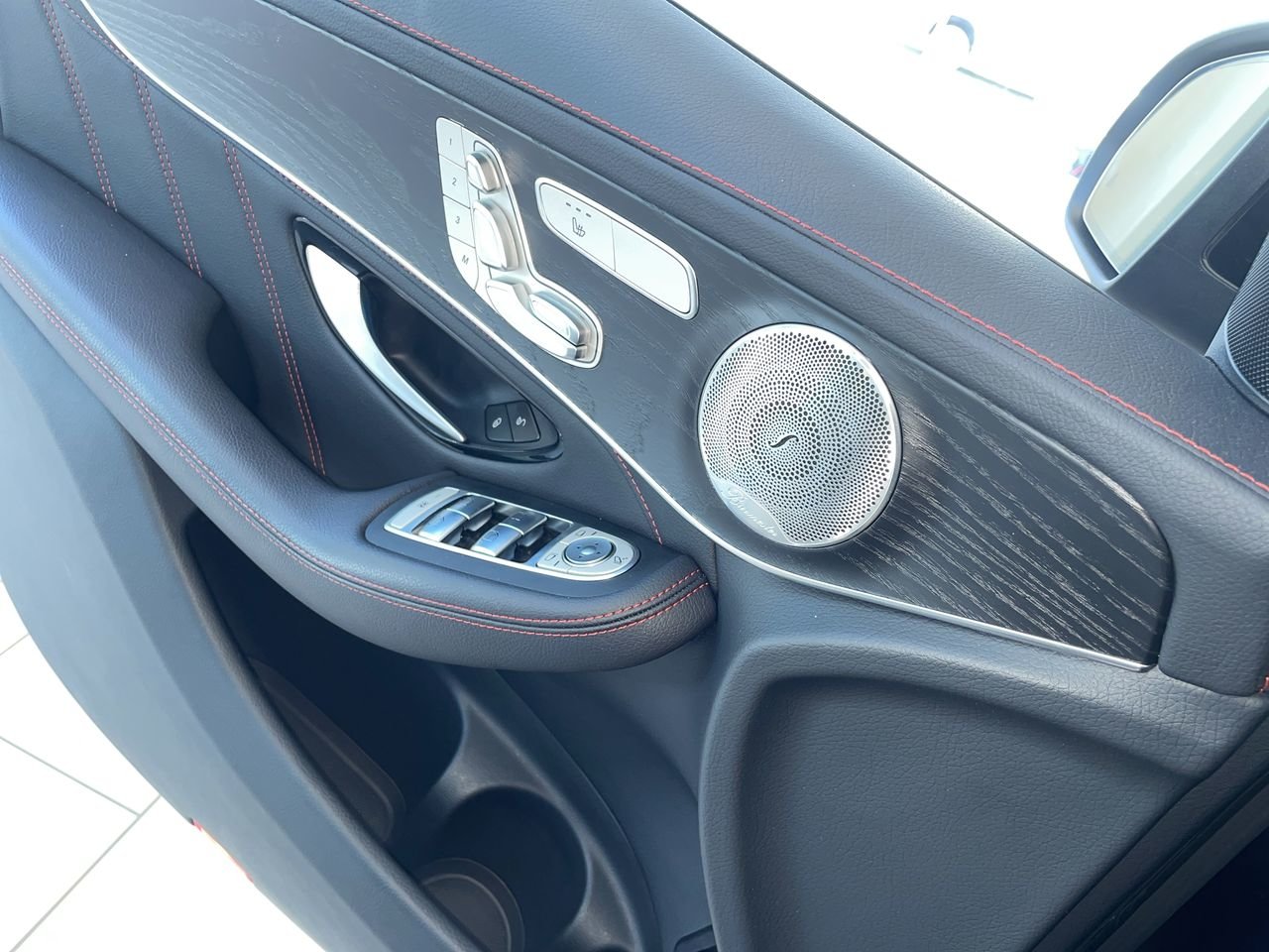 Used 2019 Obsidian Black Met Mercedes-Benz 4MATIC SUV image 21