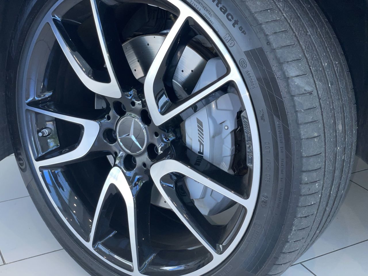 Used 2019 Obsidian Black Met Mercedes-Benz 4MATIC SUV image 18