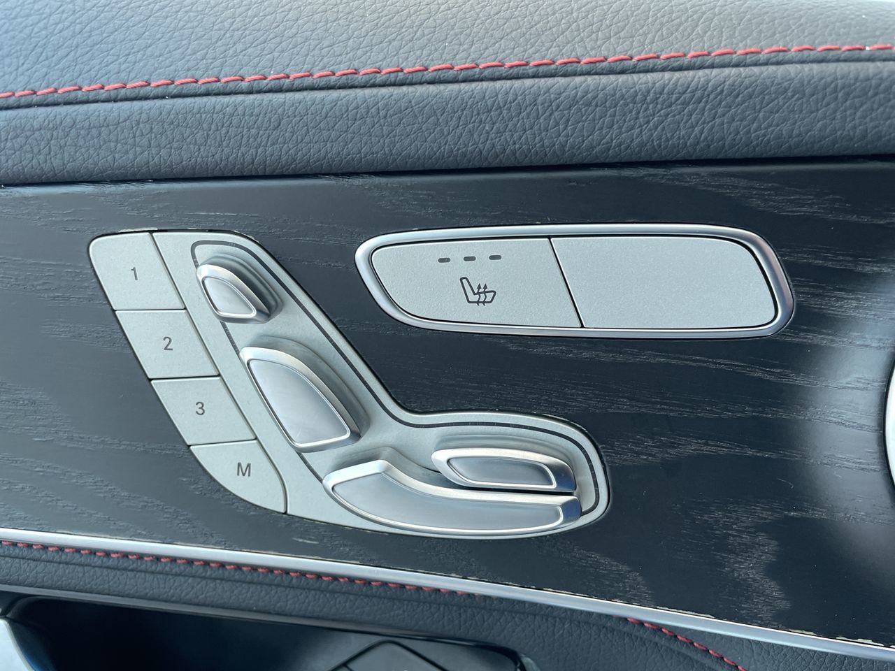 Used 2019 Obsidian Black Met Mercedes-Benz 4MATIC SUV image 20