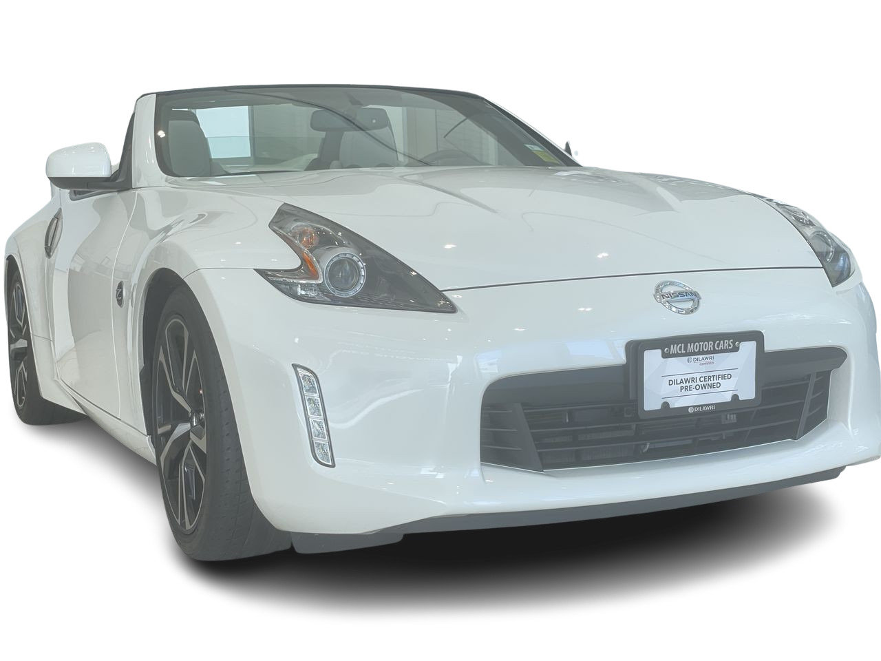 Used 2019 White Nissan 6sp image 2
