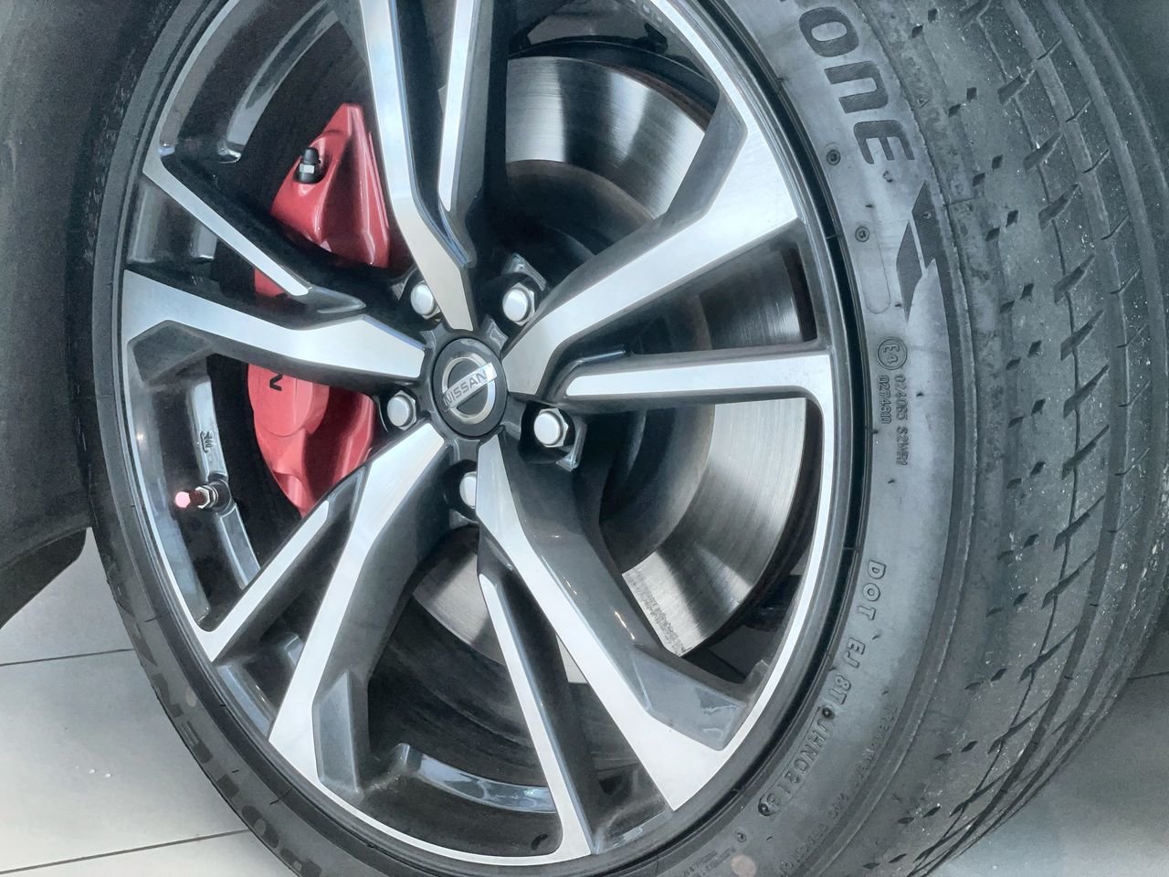 Used 2019 White Nissan 6sp image 18