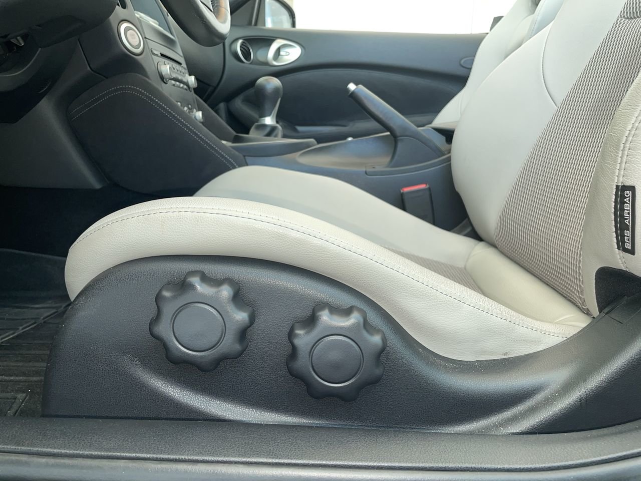Used 2019 White Nissan 6sp image 20