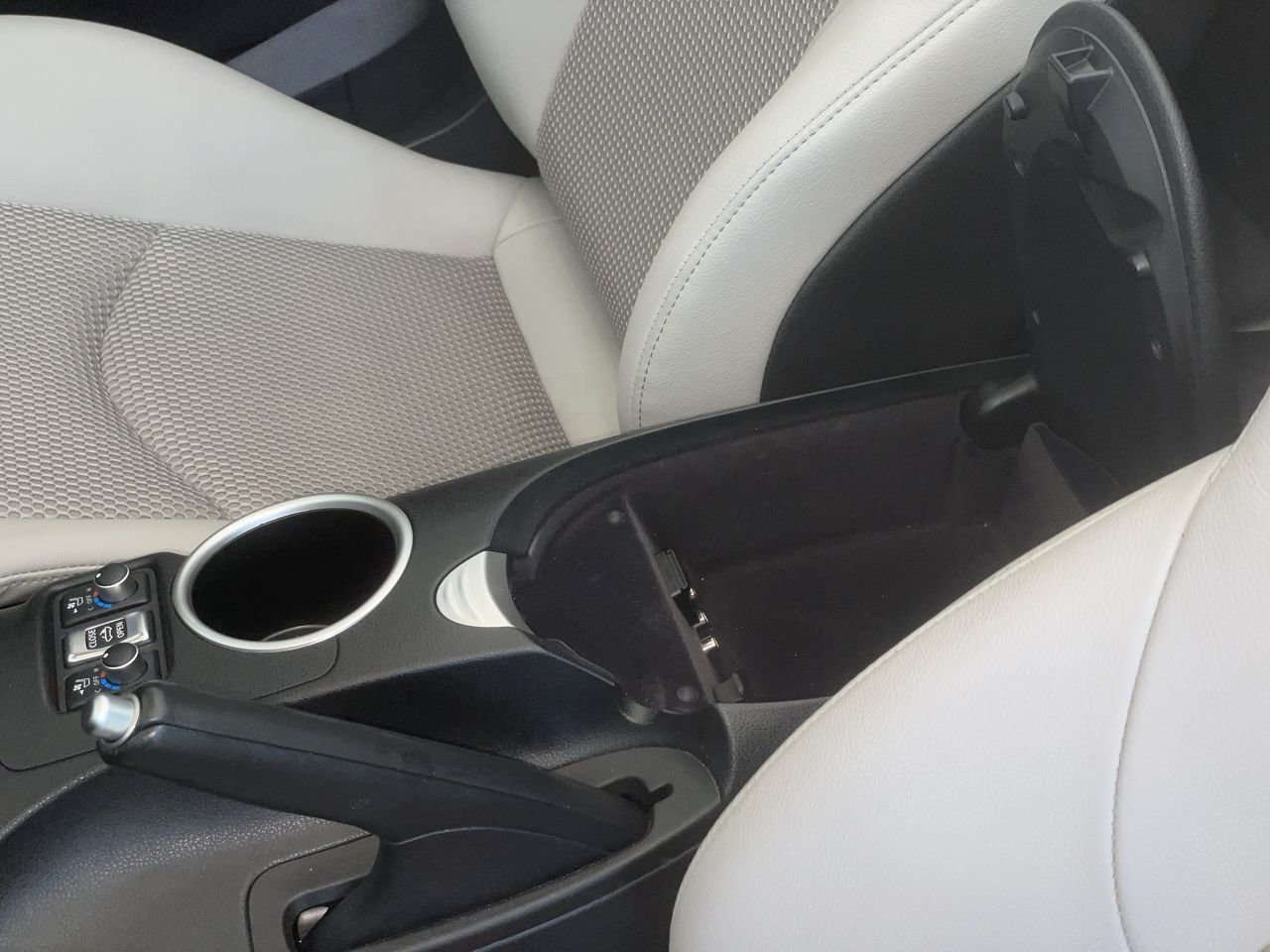 Used 2019 White Nissan 6sp image 29