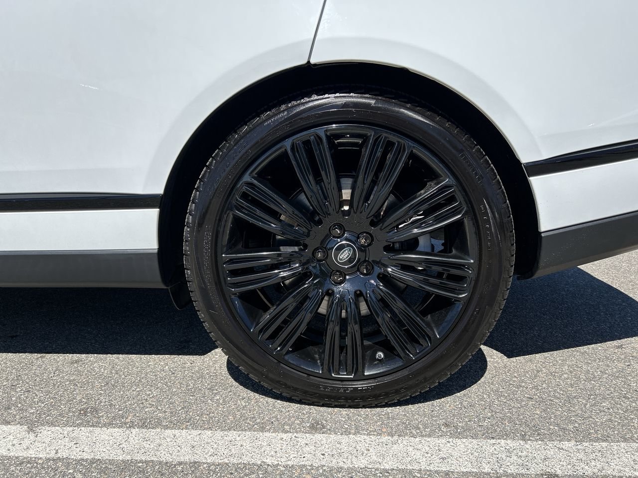 Used 2018 White Land Rover V8 Supercharged LWB image 18
