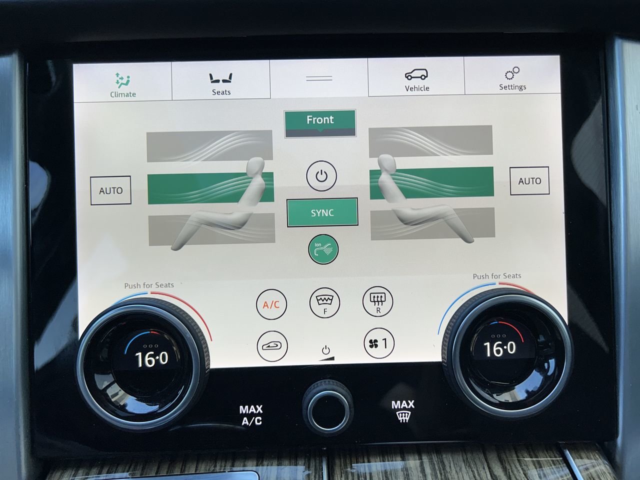 Used 2018 White Land Rover V8 Supercharged LWB image 27
