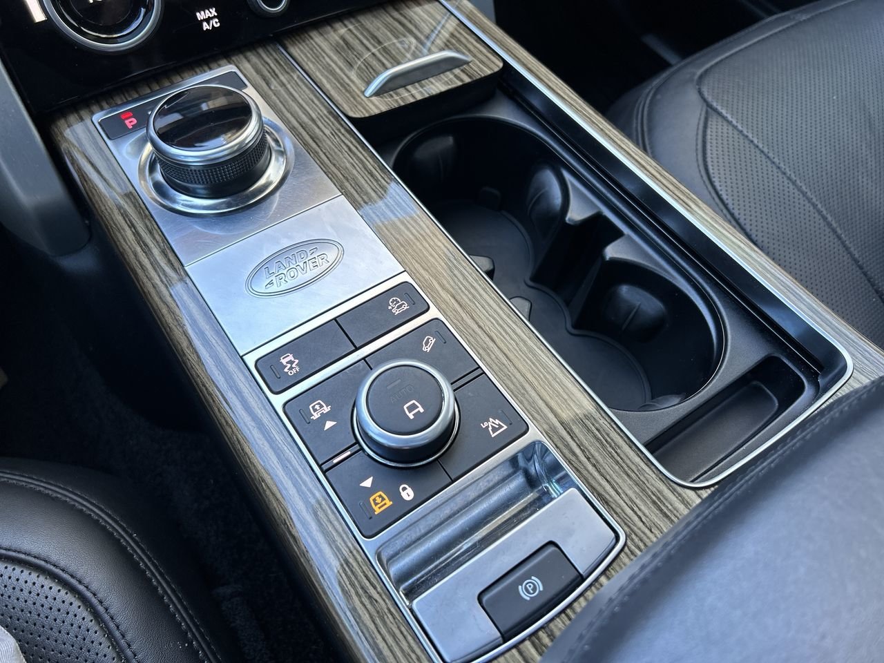 Used 2018 White Land Rover V8 Supercharged LWB image 28