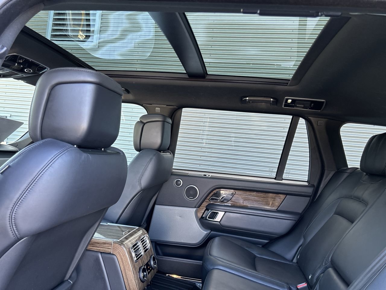 Used 2018 White Land Rover V8 Supercharged LWB image 30