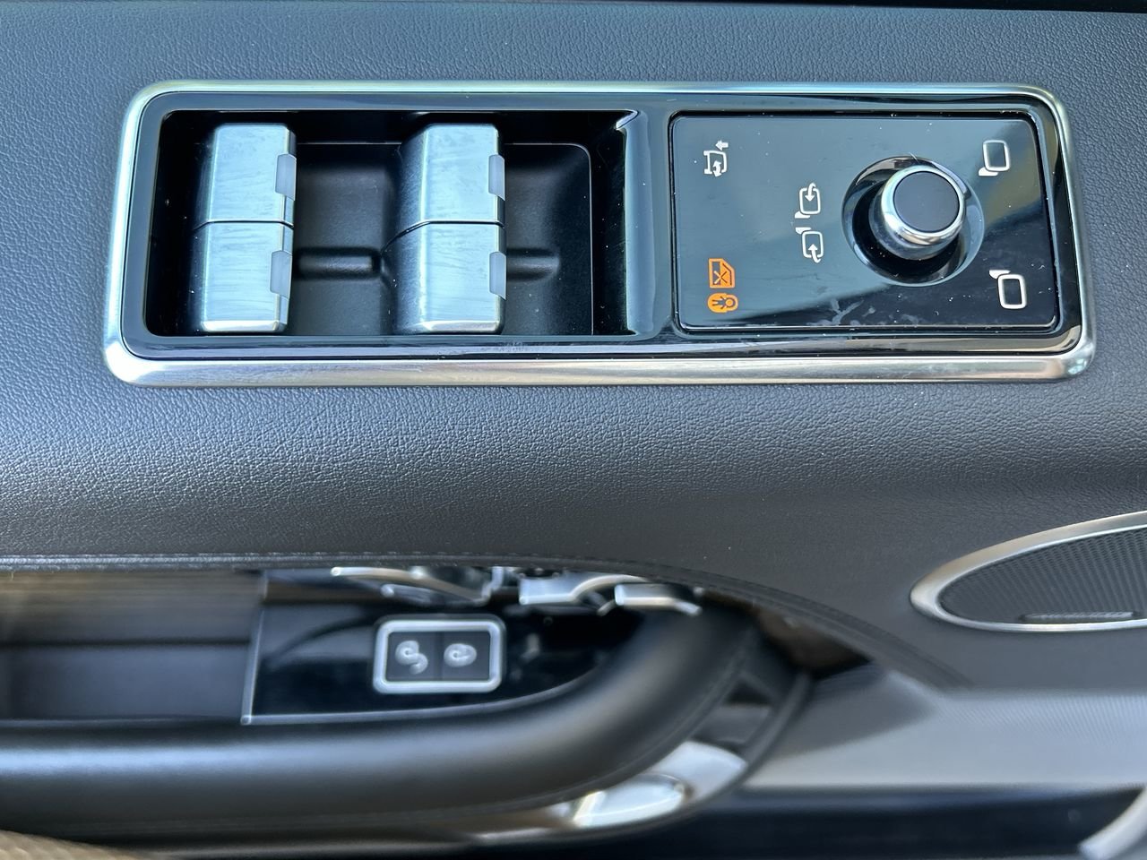 Used 2018 White Land Rover V8 Supercharged LWB image 21