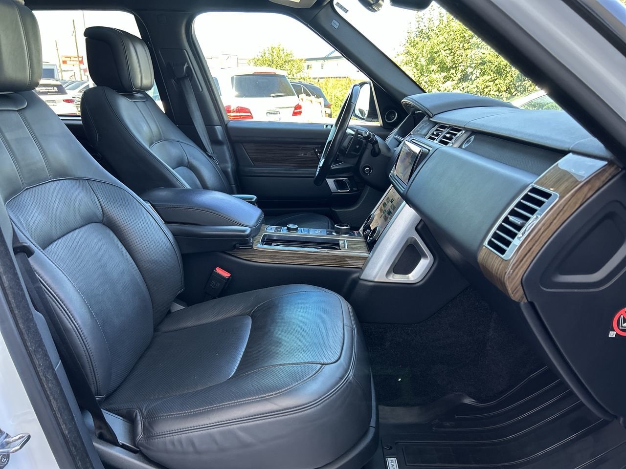 Used 2018 White Land Rover V8 Supercharged LWB image 34