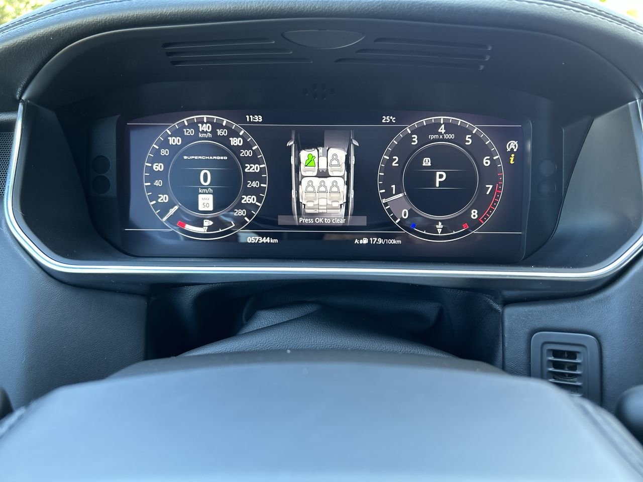 Used 2018 White Land Rover V8 Supercharged LWB image 23