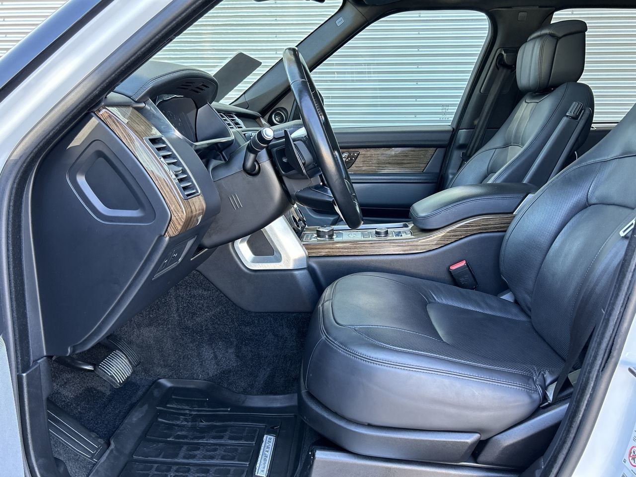 Used 2018 White Land Rover V8 Supercharged LWB image 19