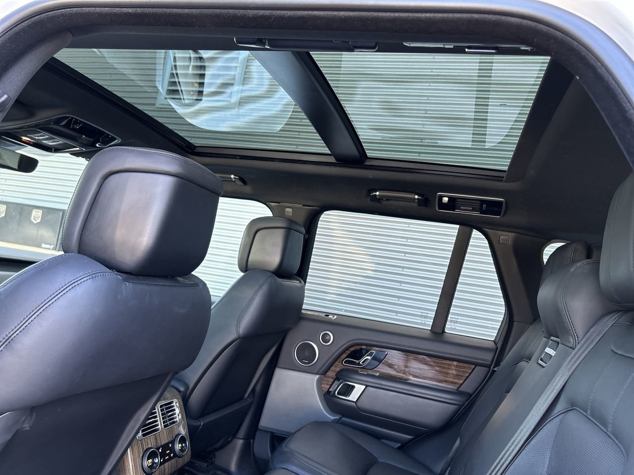 Used 2018 White Land Rover V6 HSE Diesel image 30