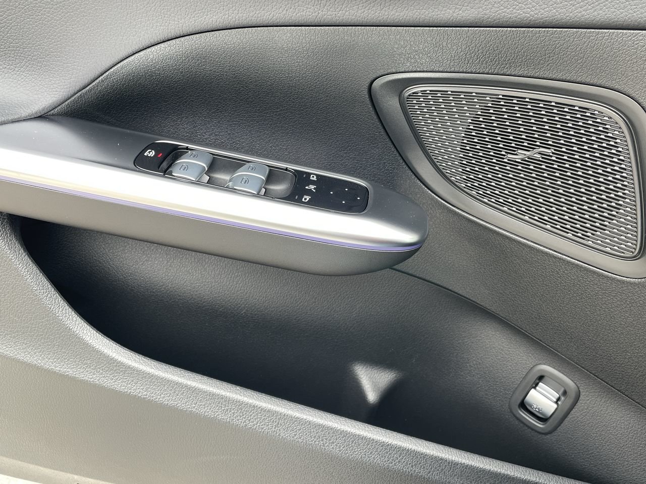 New 2023 Obsidian Black Metallic Mercedes-Benz C 300 4MATIC image 23