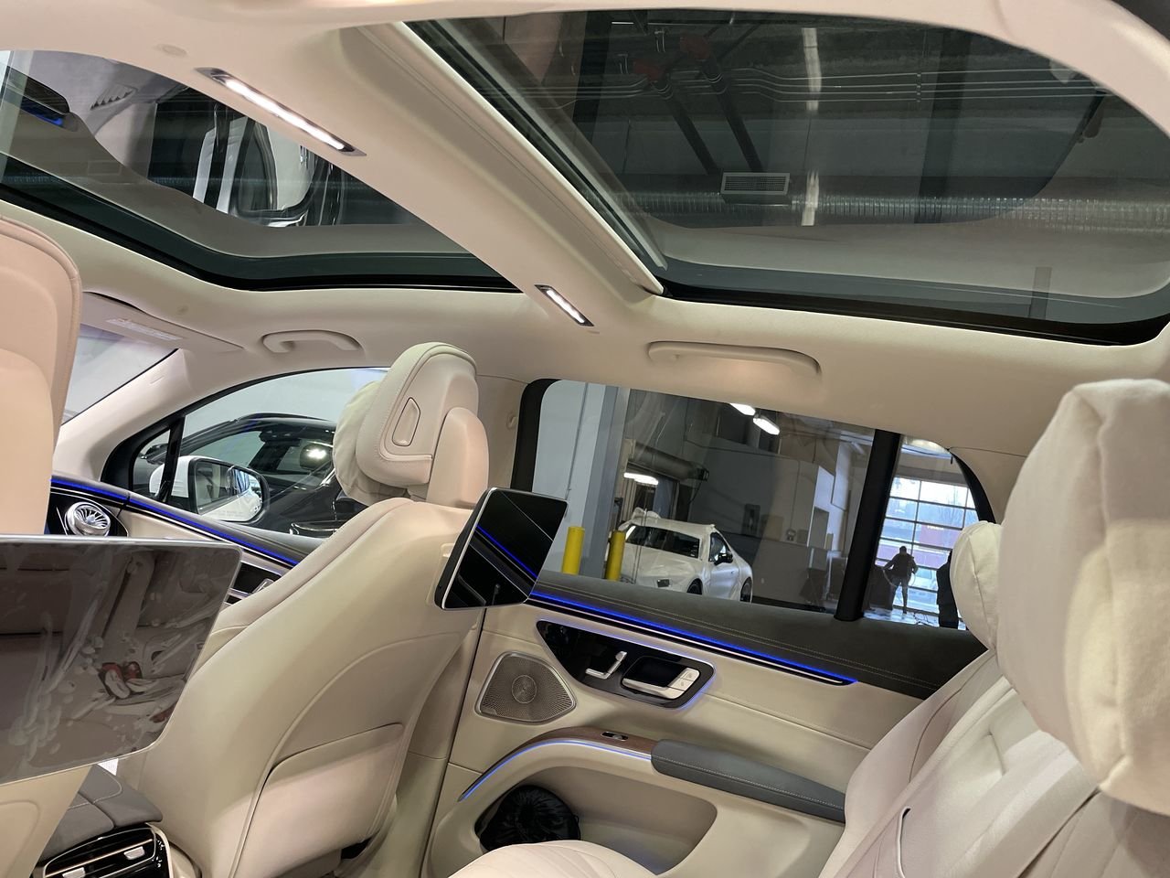 New 2023 MANUFAKTUR Diamond White Metallic Mercedes-Benz EQS 580 V4 image 26