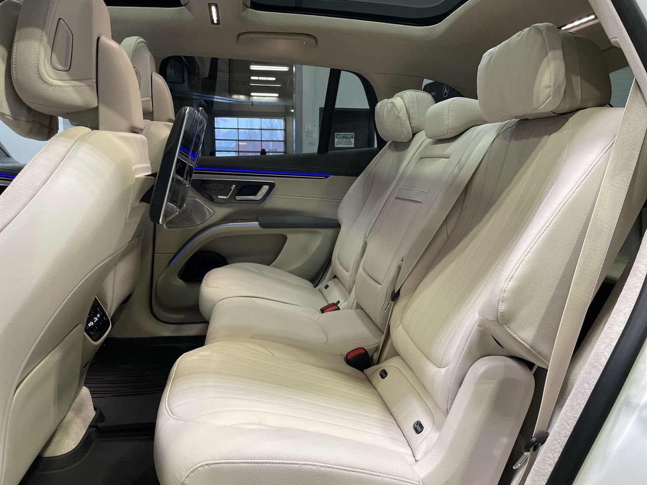 New 2023 MANUFAKTUR Diamond White Metallic Mercedes-Benz EQS 580 V4 image 27
