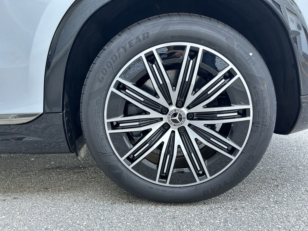 New 2023 High-Tech Silver Metallic Mercedes-Benz EQS 450 4MATIC image 18