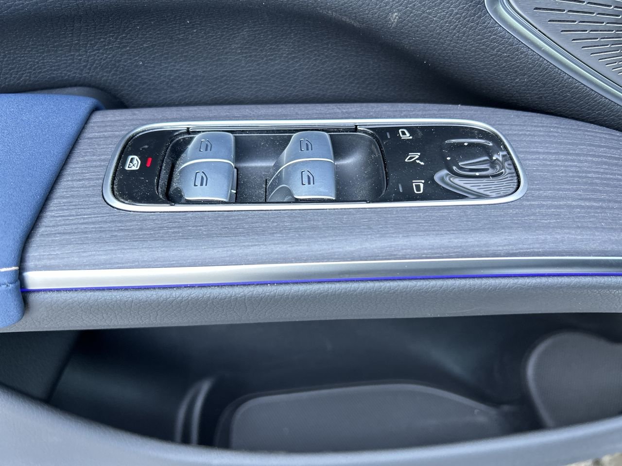 New 2023 High-Tech Silver Metallic Mercedes-Benz EQS 450 4MATIC image 22