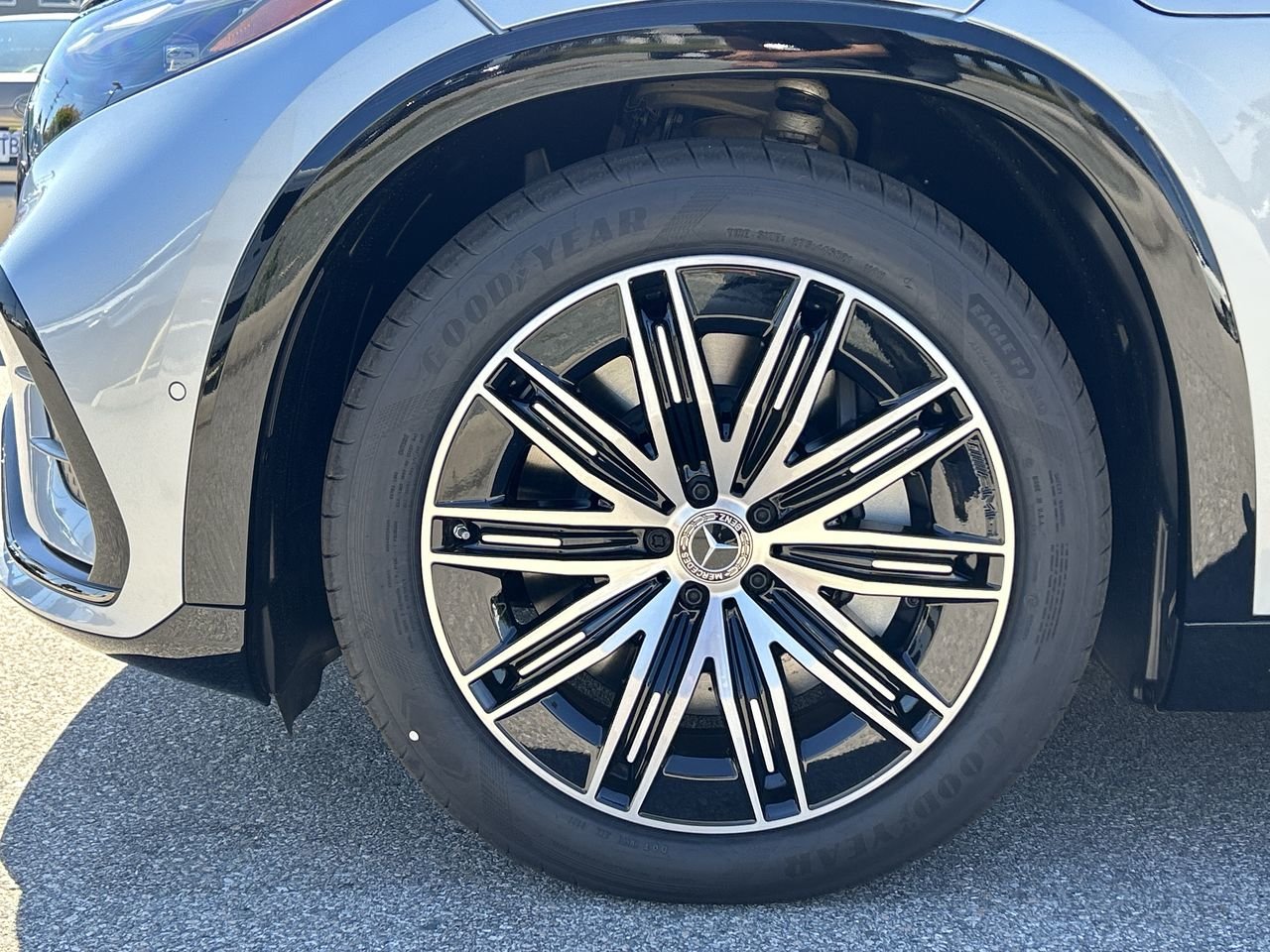 New 2023 High-Tech Silver Metallic Mercedes-Benz EQS 450 4MATIC image 18
