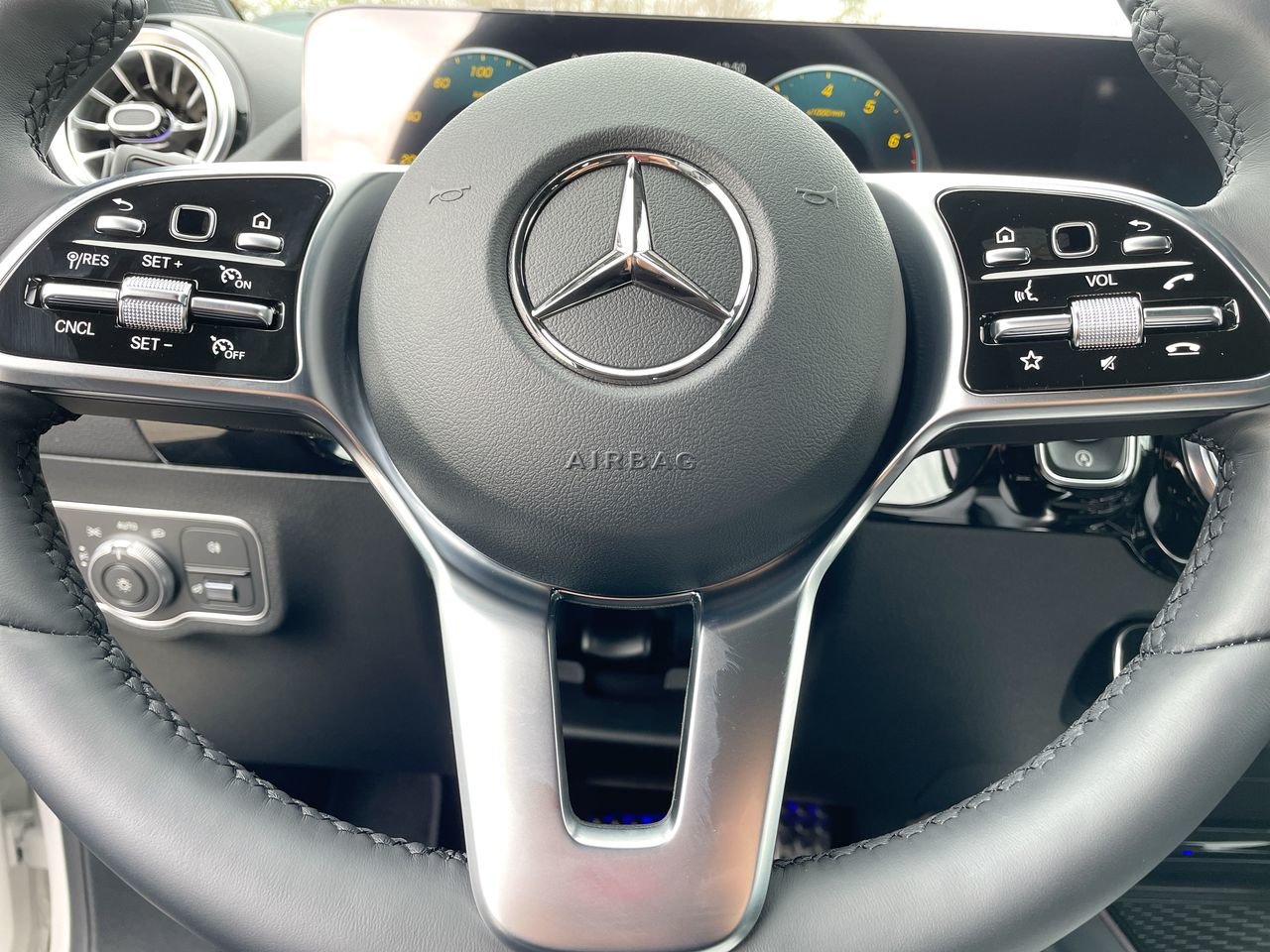 Used 2023 Polar White Mercedes-Benz 4MATIC SUV image 22