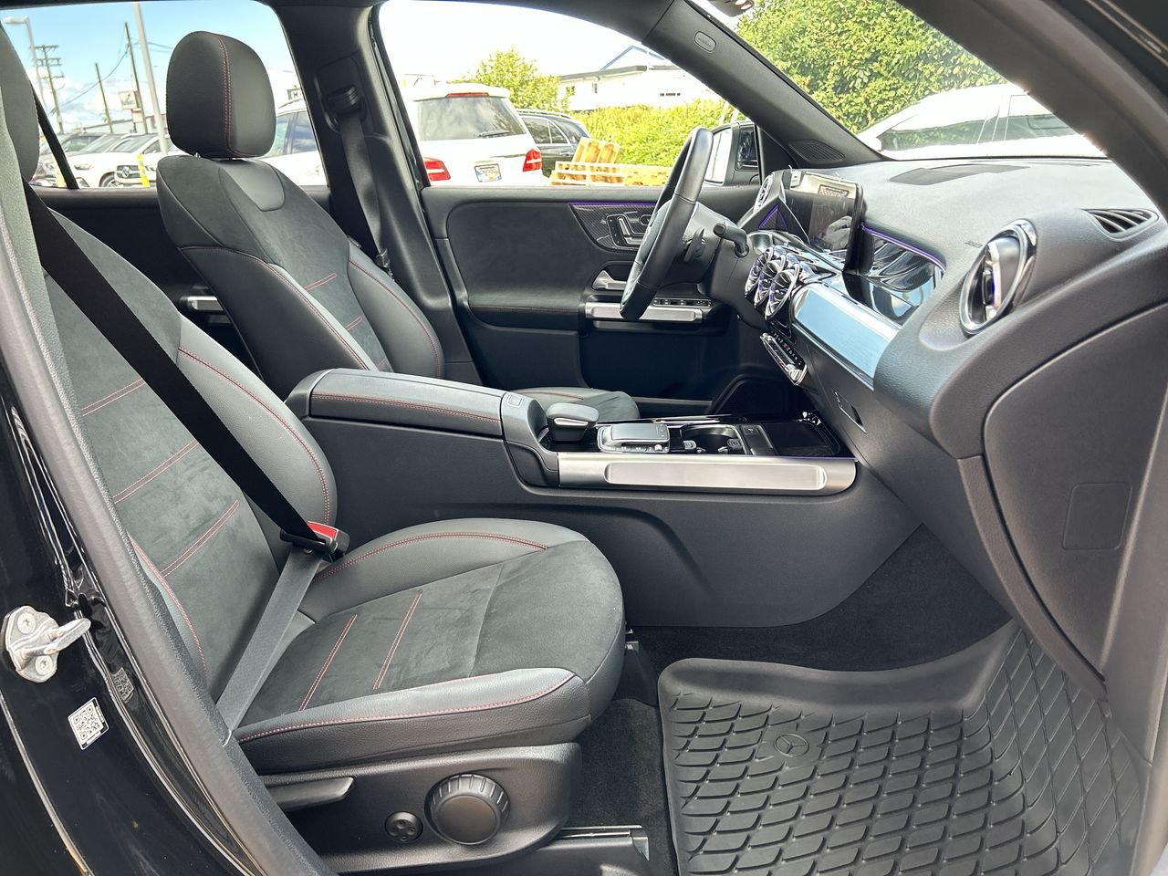 Used 2022 Cosmos Black Met Mercedes-Benz 4MATIC SUV image 33