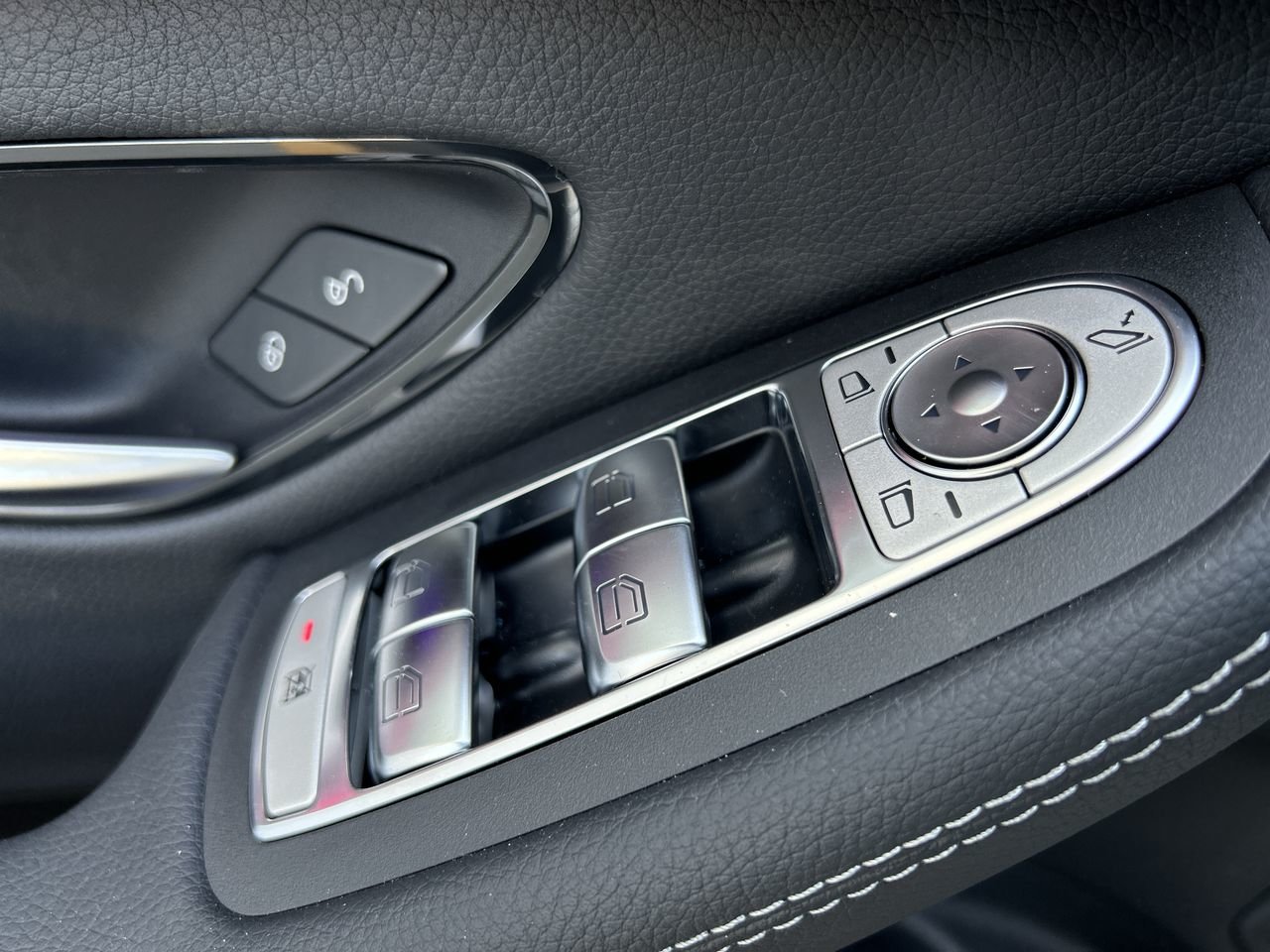 New 2023 Polar White Mercedes-Benz 300 4MATIC image 22