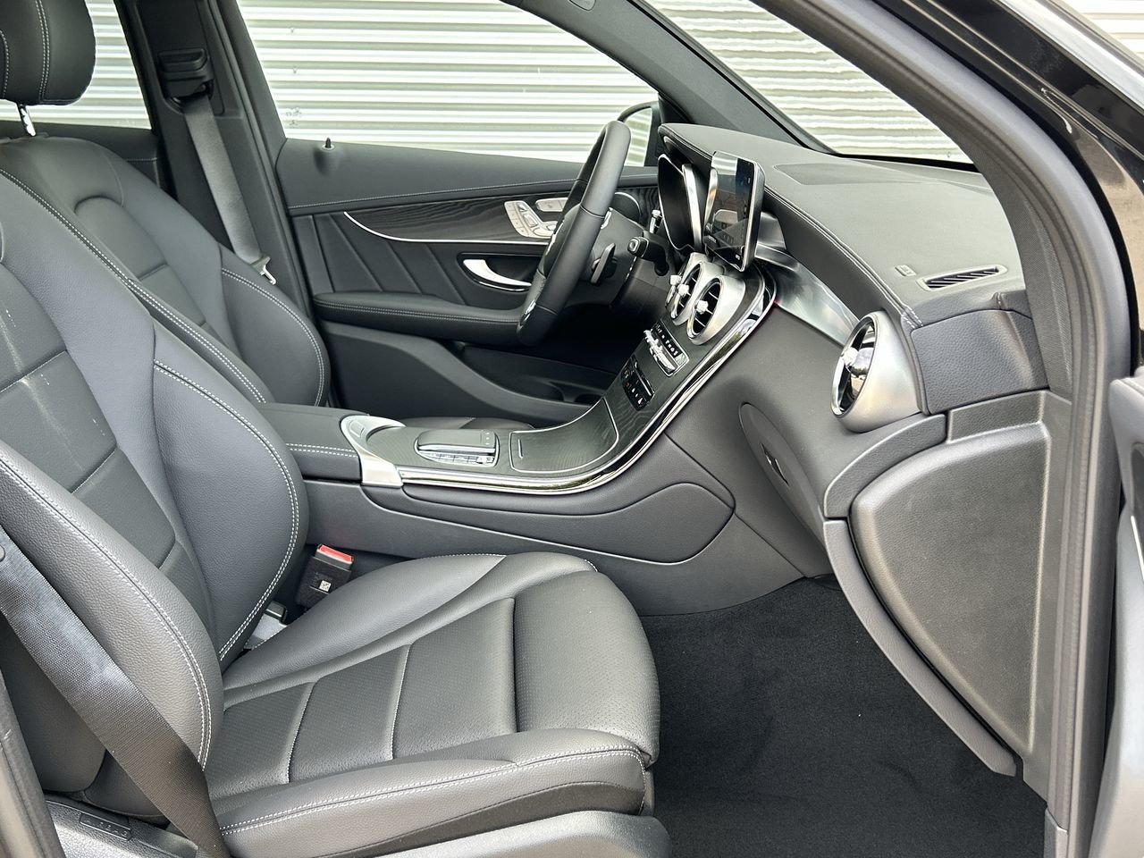 New 2023 Obsidian Black Mercedes-Benz 300 4MATIC image 34