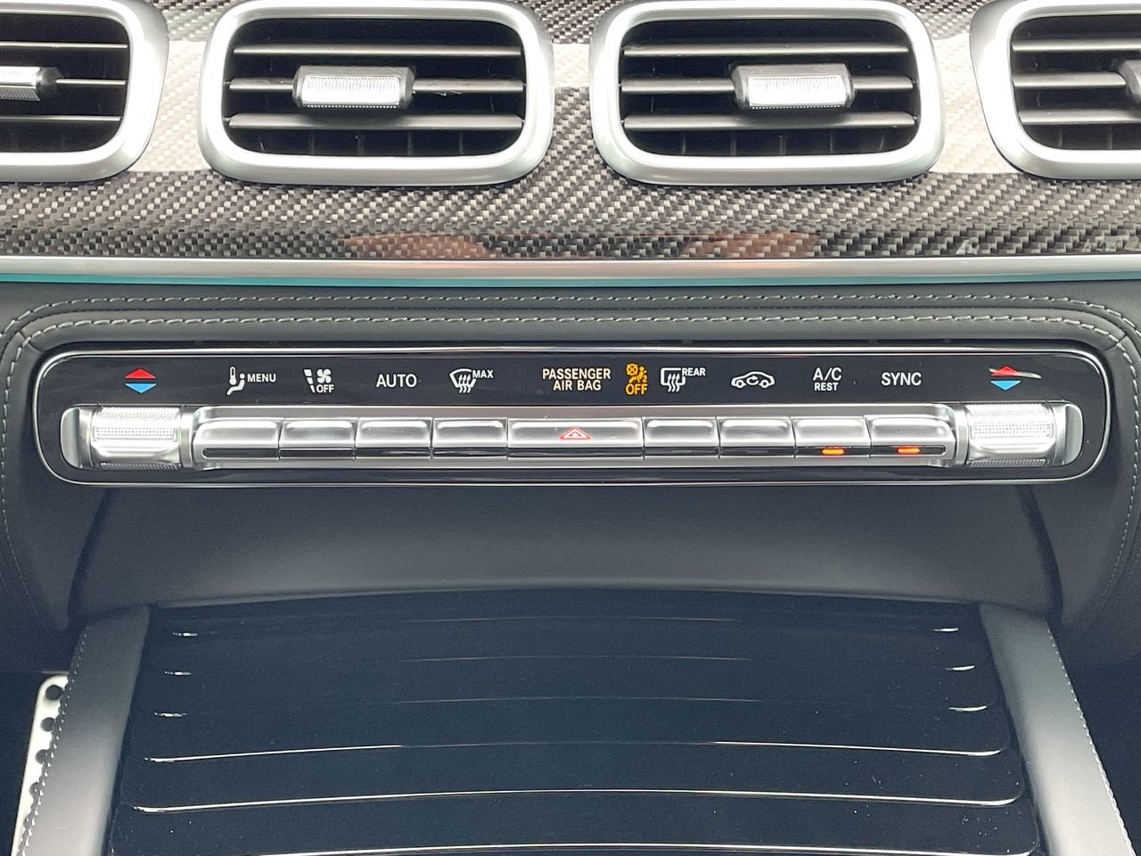 New 2023 Obsidian Black Metallic Mercedes-Benz AMG 63 4MATIC image 28