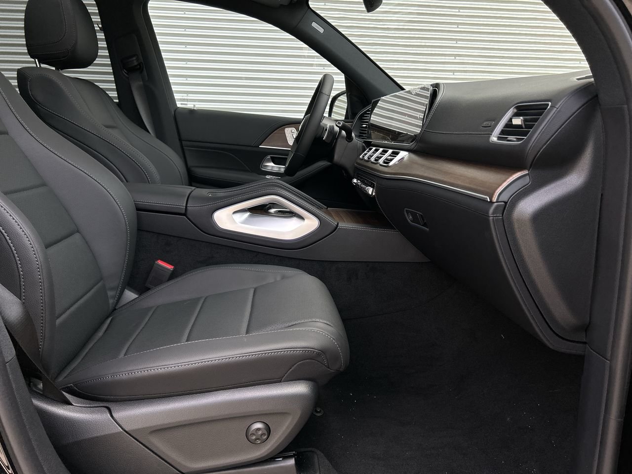 Used 2024 Obsidian Black Metallic Mercedes-Benz 4MATIC SUV image 33